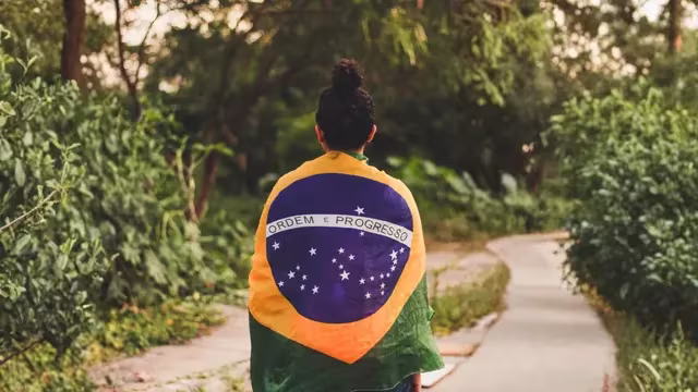 Ilustração abstrata representando distância e pertencimento — luto migratório de brasileiros no exterior